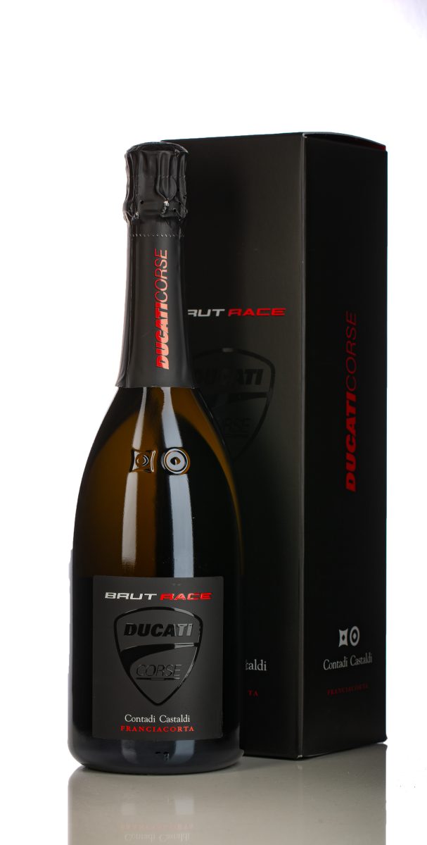 Contadi Castaldi Franciacorta Brut Ducati Corse 2024 DOCG+Box kopie Contadi Castaldi en Ducati samenwerking – Franciacorta Brut Race fles en Ducati motor