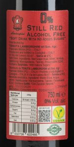 Fles Lamborghini Still Red 0% naast Italiaanse gerechten op een houten tafel, luxe sfeer.